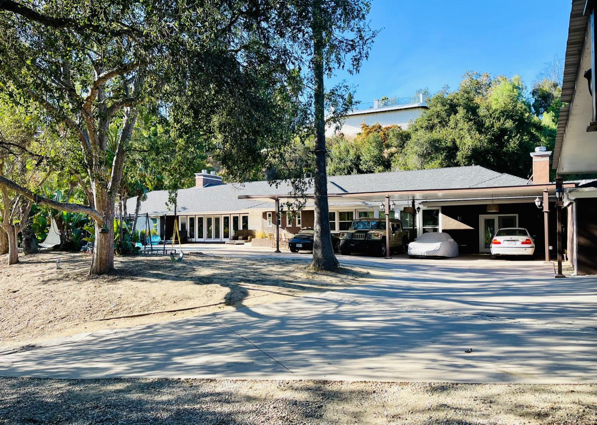 Affittacamere Women Only Oasis In Center Private Bedroom Large Estate View Pool Encino Hills Sherman Oaks 405-101 Xsepulveda *
