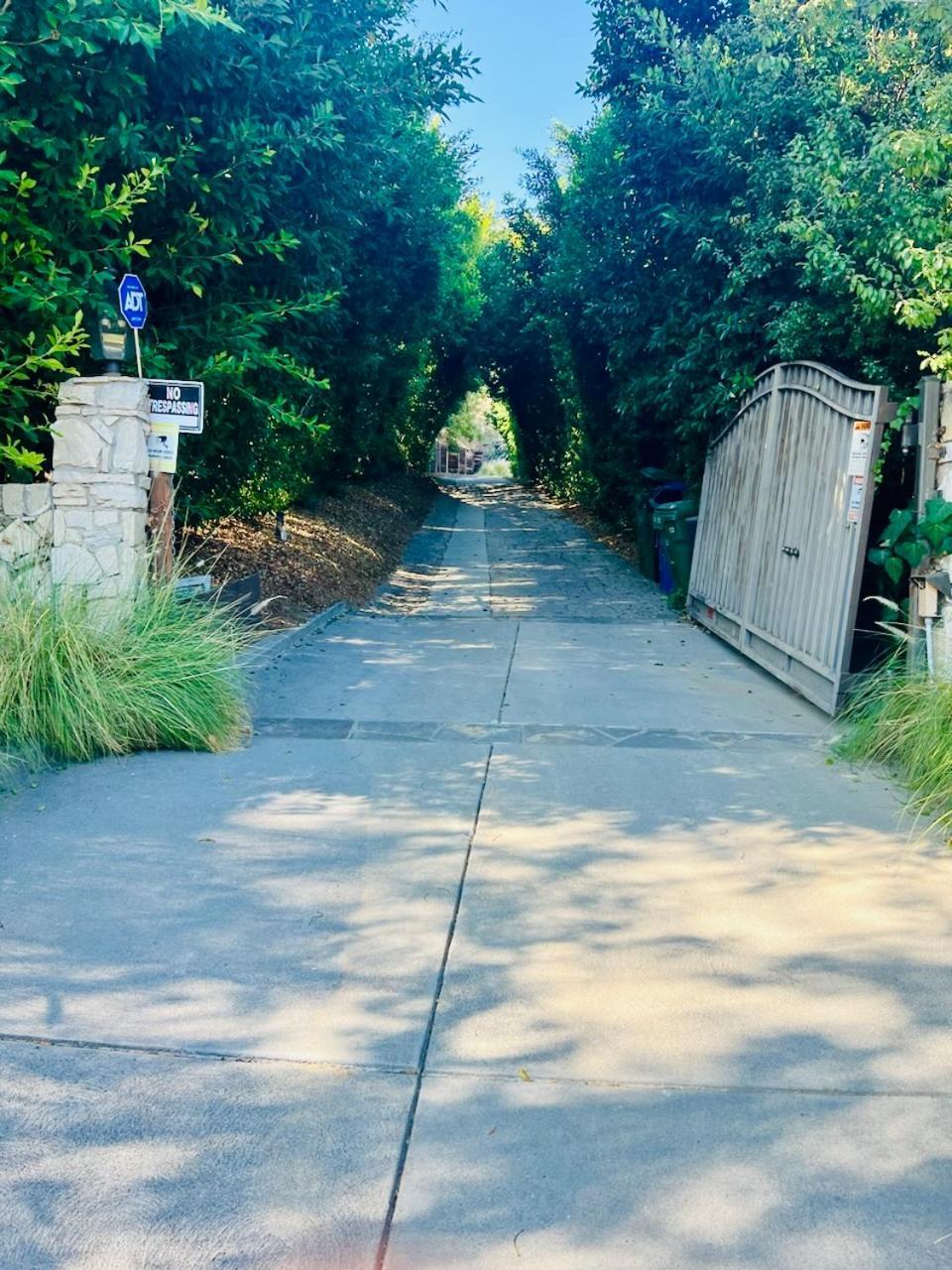 Affittacamere Women Only Oasis In Center Private Bedroom Large Estate View Pool Encino Hills Sherman Oaks 405-101 Xsepulveda *