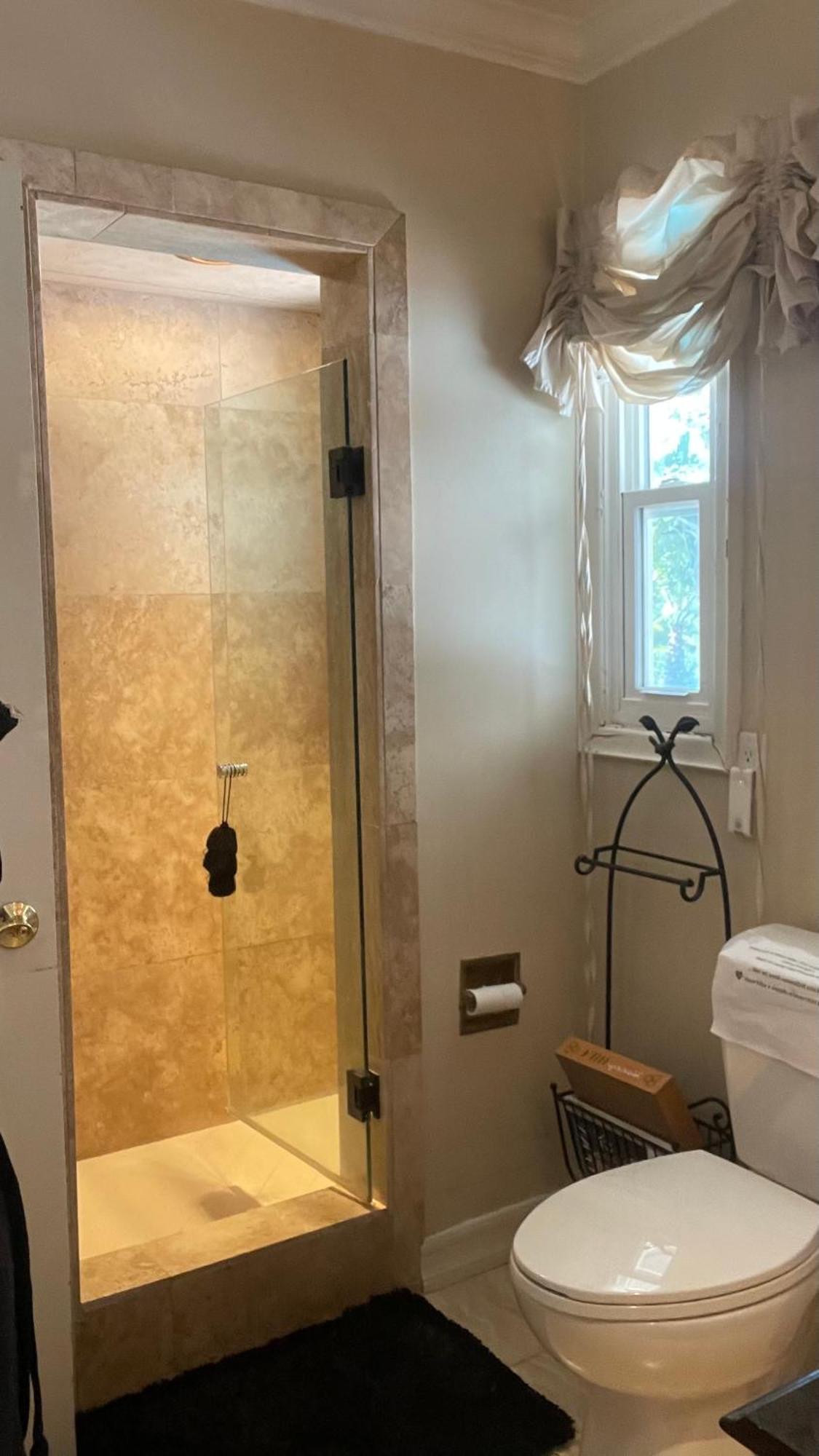 Affittacamere Women Only Oasis In Center Private Bedroom Large Estate View Pool Encino Hills Sherman Oaks 405-101 Xsepulveda *